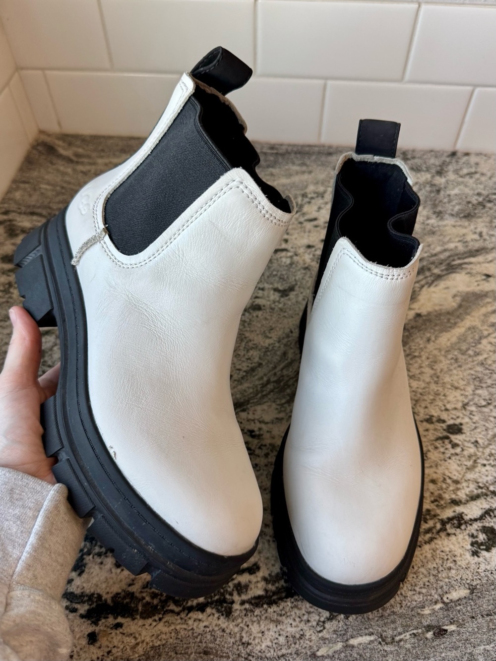 UGG Ashton Chelsea Boot in white leather. Size 6. *Runs big* VGUC.